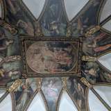 ...si resta affascinati dallo splendido soffitto unghiato interamente affrescato da Nicola Gliri